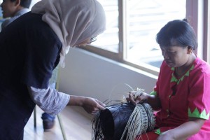 ibu esah sharing her technique with a student